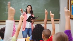 Vacanța de toamnă 2023 începe pe 28 octombrie. Când revin elevii la școală?
